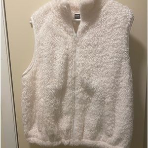 NWOT Sherpa Feel Vest Size L.